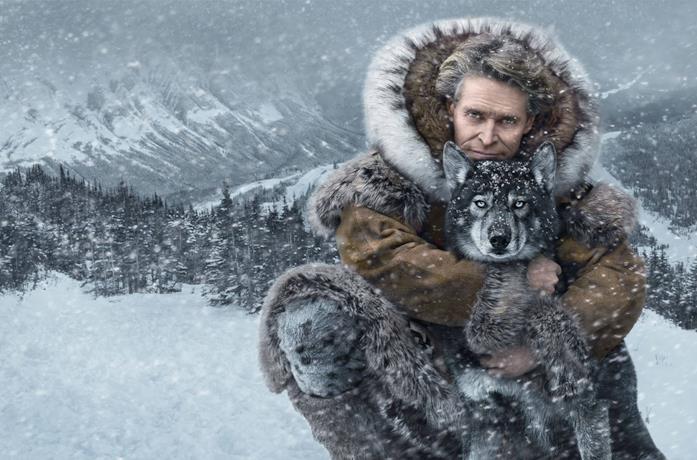 Dafoe in un'immagine promozionale con l'husky di Togo