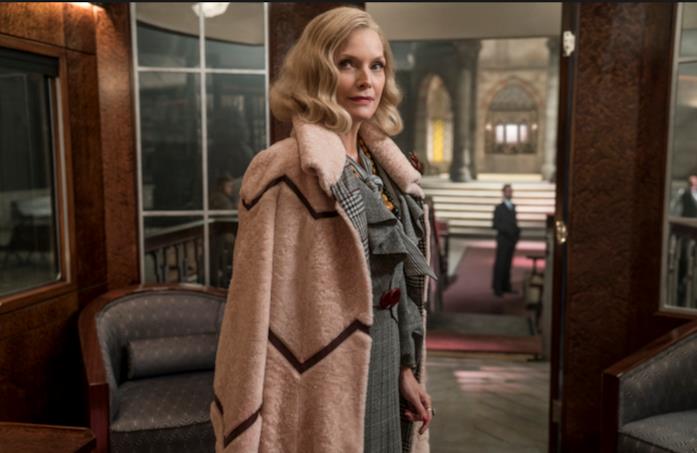 Michelle Pfeiffer - Mrs. Hubbard Mrs. Hubbard in una scena di Assassinio sull'Orient Express