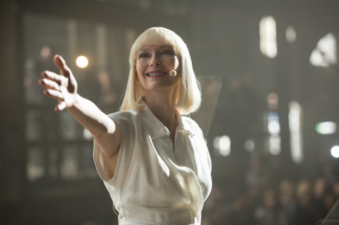 Tilda Swinton è Nancy Mirando, la dirigente della ditta che che creato il super maiale Okja Tilda Swinton tende la mano estasiata durante la scena iniziale di Okja