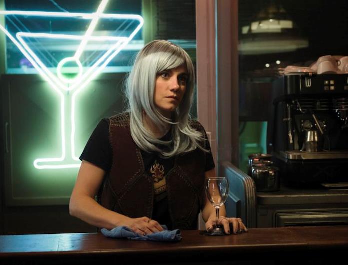 Eleonora Giovanardi Virna al bancone del bar