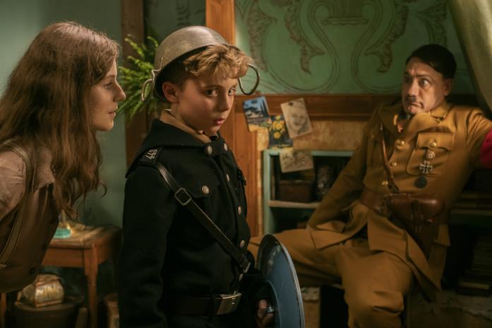 Jojo, Adolf e la ragazzina Jojo, Adolf e la ragazzina ebrea in una scena del film