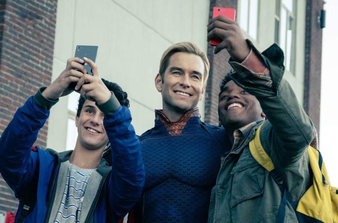 Antony Starr e due comparse in una scena di The Boys