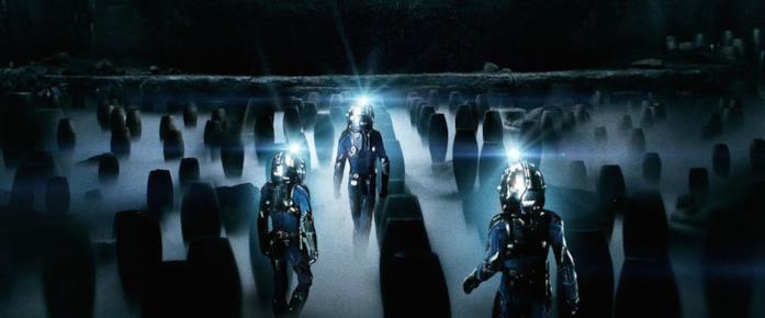 Gli esploratori della Prometheus fanno una strana scoperta I tre protagonisti di Prometheus esplorano la nave aliena