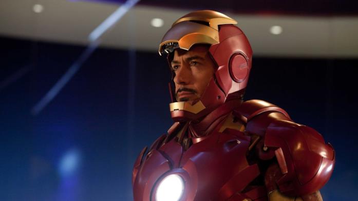 Tony Stark pronto all'azione con la sua armatura di Iron Man Robert Downey Jr. Tony Stark Iron Man 2