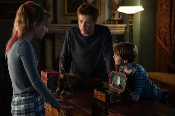 Il cast di Locke & Key in una scena