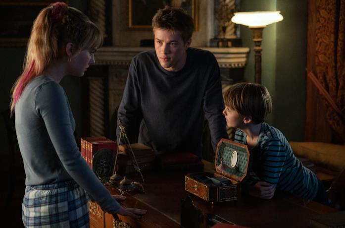 Il cast di Locke & Key in una scena