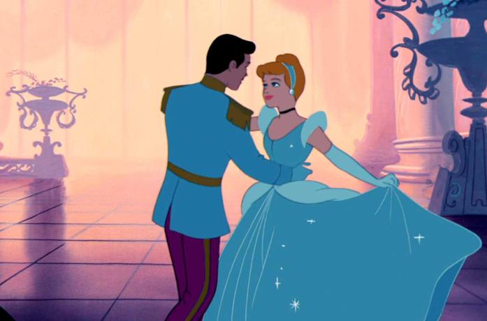 Cenerentola e il Principe ballano nel film Disney