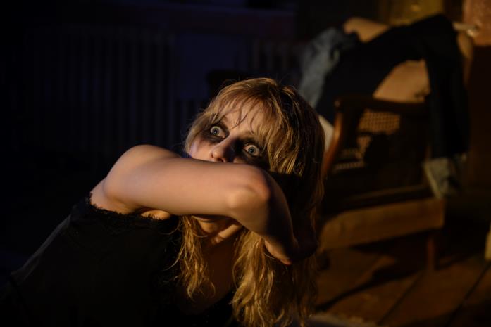 Thomasin McKenzie Ellie osserva terrorizzata davanti a sé