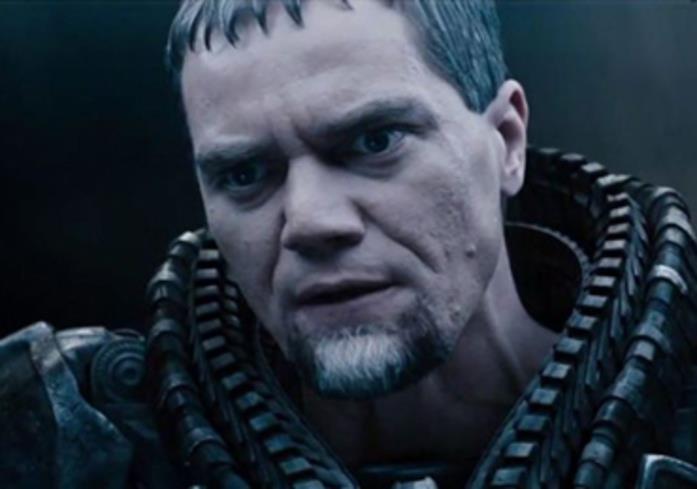 Zod, dopo molti anni, reclama vendetta sul Kal-El (Superman) per quello che gli ha fatto il padre, Jor-El Primo piano di Michael Shannon nell'armatura del Generale Zod