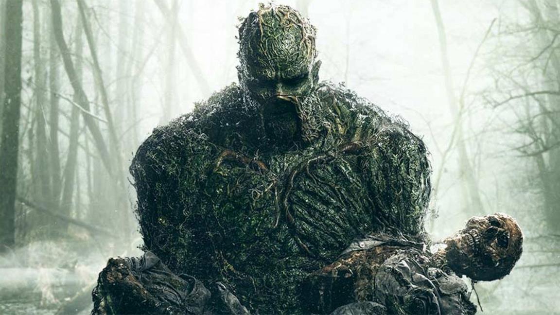 Mezzobusto della creatura protagonista della serie Swamp Thing, on un cadavere tra le braccia
