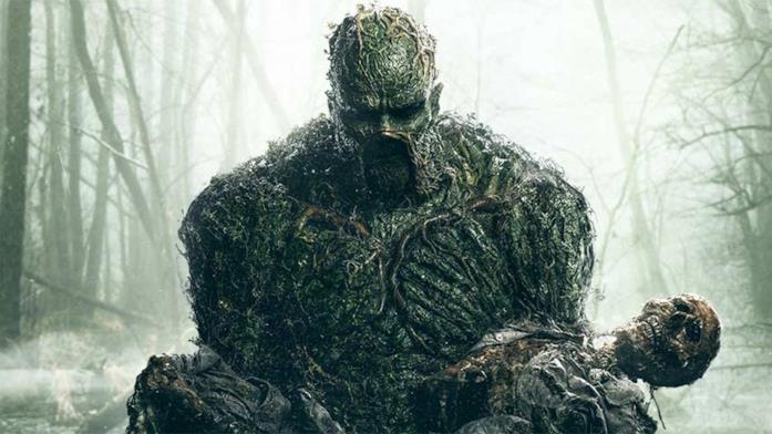 Mezzobusto della creatura protagonista della serie Swamp Thing, on un cadavere tra le braccia