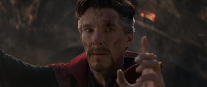 Il Doctor Strange durante la battaglia contro Thanos in Avenger: Endgame Il Doctor Strange lotta contro Thanos in Avenger: Endgame