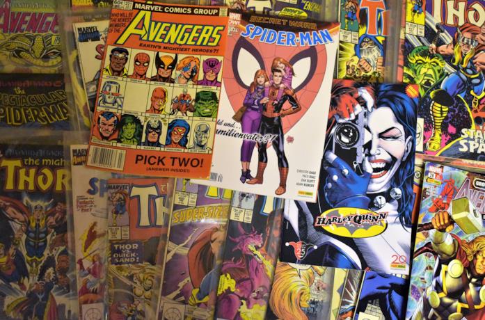 Uno scaffale pieno di fumetti Marvel e DC Comics