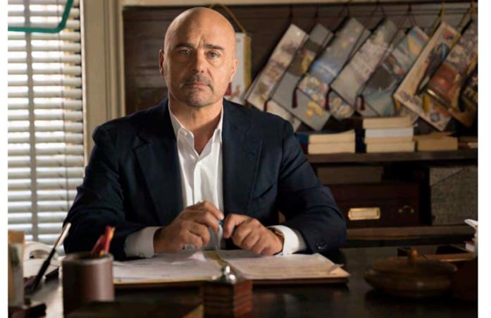 Montalbano Montalbano alla sua scrivania