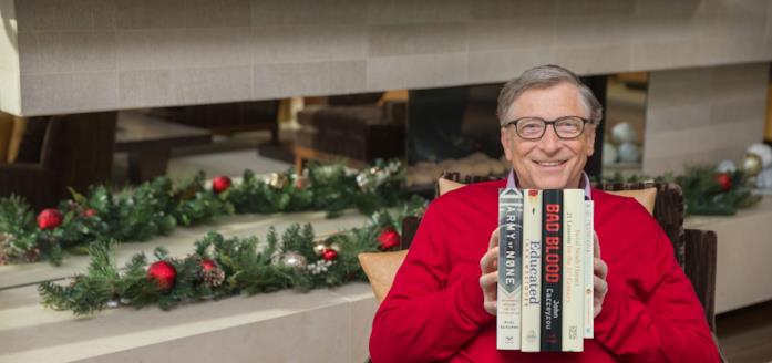 Bill Gates con i 5 libri da suggerire in mano