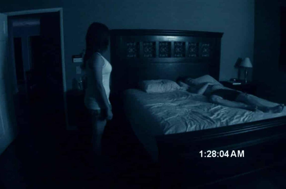 Una scena emblematica di Paranormal Activity