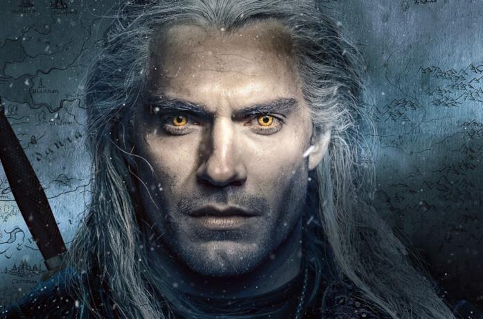 Geralt di Rivia guarda l'orizzonte, con alle spalle una cartina geografica