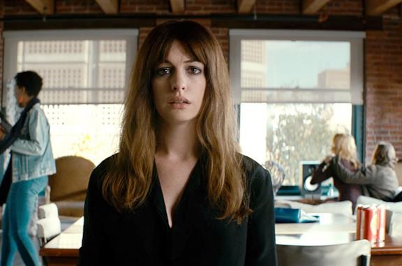 Anne Hathaway nel film Colossal del 2016