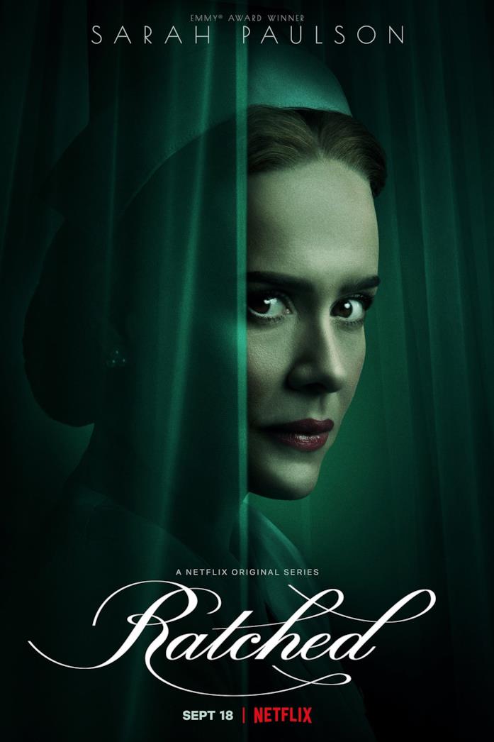 Il poster ufficiale di Ratched L'infermiera Ratched guarda qualcosa mentre è in parte coperta da un telo verde