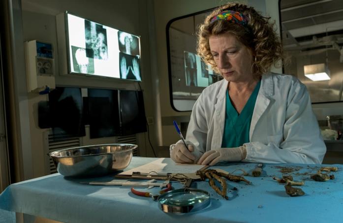Nero a metà: protagonisti e interpreti Angela Finocchiaro è Giovanna Di Castro