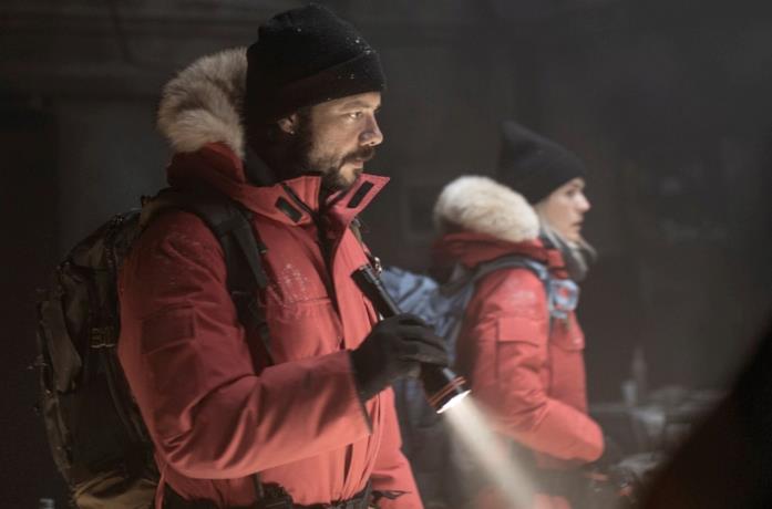 Álvaro Morte in una scena della serie The Head