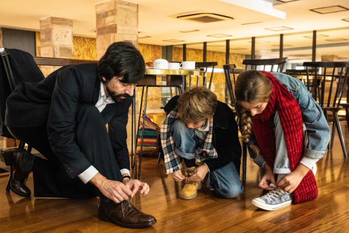 Lacci - la scena madre I protagonisti si allacciano le scarpe