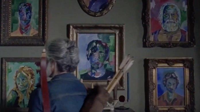 The Walking Dead 10x11: Carol ammira i ritratti di chi non c'è più The Walking Dead 10x11: Carol