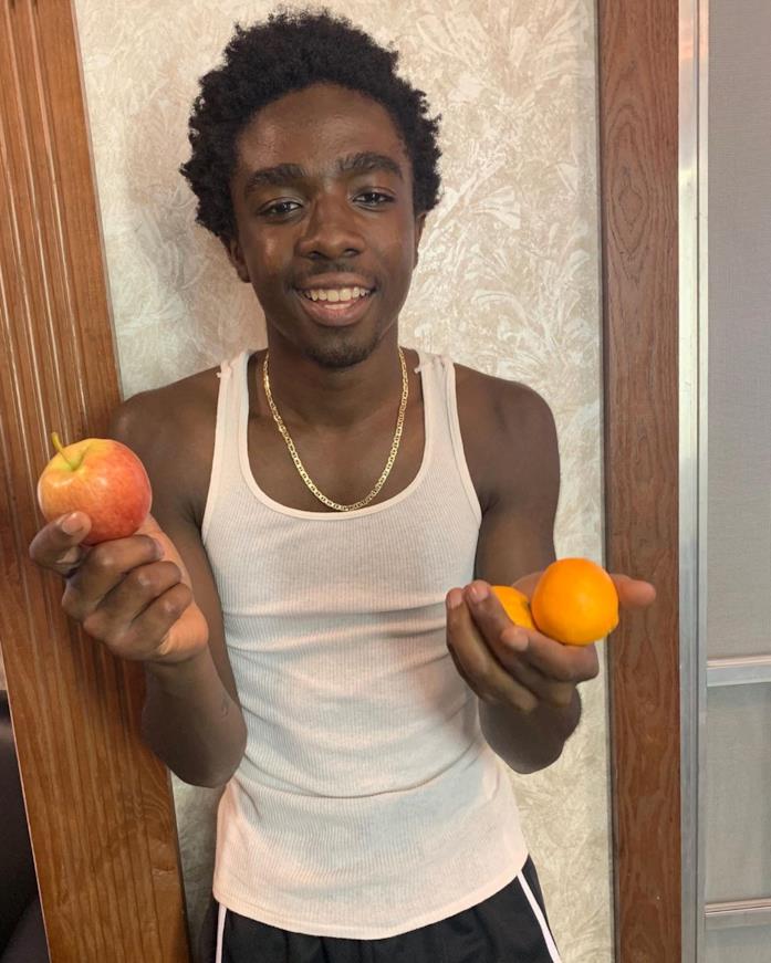 Caleb McLaughlin è uno di epochi maggiorenni in Stranger Things Caleb McLaughlin con mele e mandarini in mano, in casa