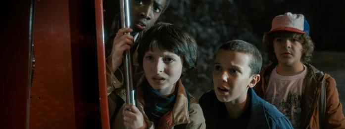 Lucas, Mike, Undici e Dustin in una scena della terza stagione Lucas, Mike, Undici e Dustin guardano preoccupati un potenziale pericolo in una scena della terza stagione
