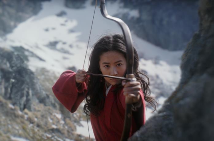 Mulan prende la mira prima di scoccare una freccia