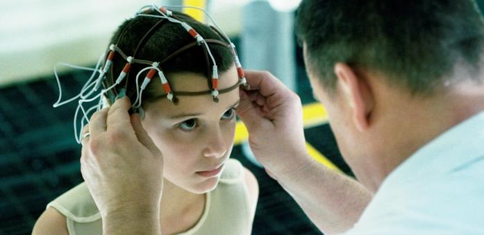 Undici (Millie Bobby Brown) in Stranger Things Esperimenti su Undici presso l'Hawkins National Laboratory