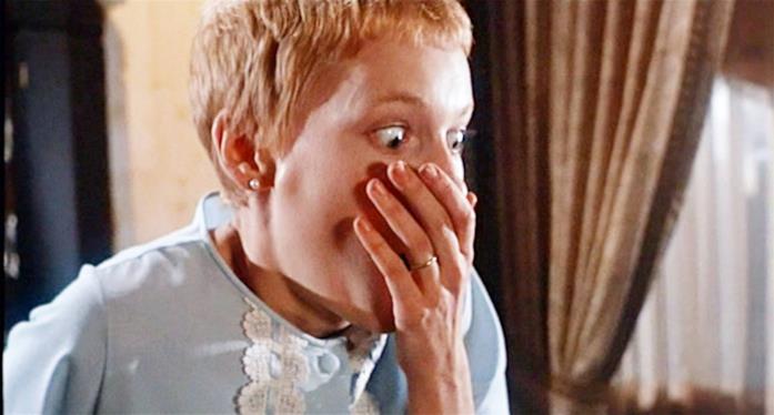 Rosemary è sconvolta dall'aspetto del figlio Mia Farrow interpreta Rosemary Woodhouse