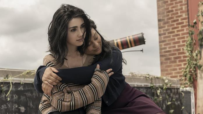 Un frame tratto dal trailer di The Walking Dead: World Beyond Due protagoniste di The Walking Dead: World Beyond si abbracciano