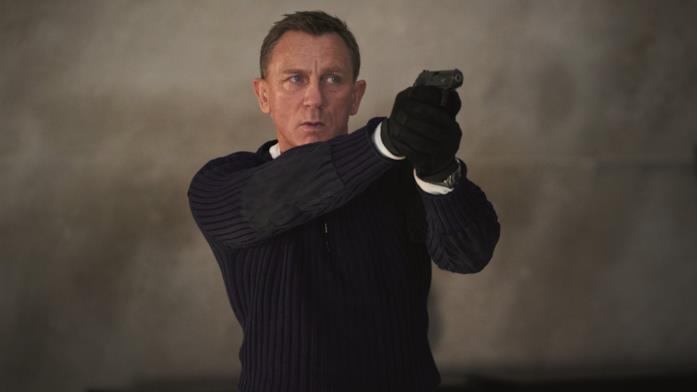 Daniel Craig nei panni di James Bond in No Time to Die Daniel Craig con una pistola in mano in No Time to Die