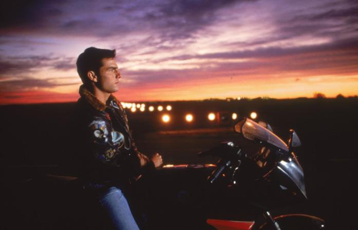 Tom Cruise è Maverick in una foto dal set di Top Gun