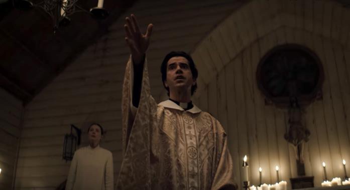 Midnight Mass: il significato del finale Padre Paul in chiesa