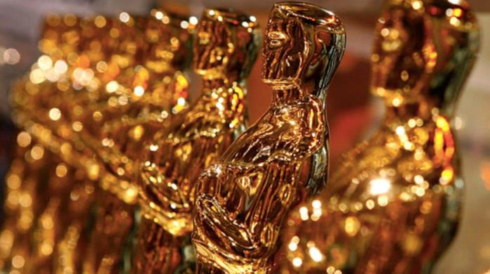 Le statuette degli Oscar in fila Una fila di lucenti statuette degli Academy Awards