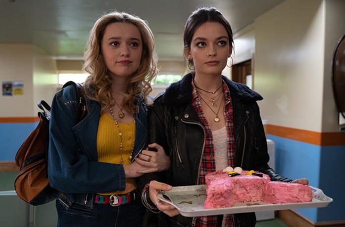 Maeve tiene una torta in una scena della seconda stagione