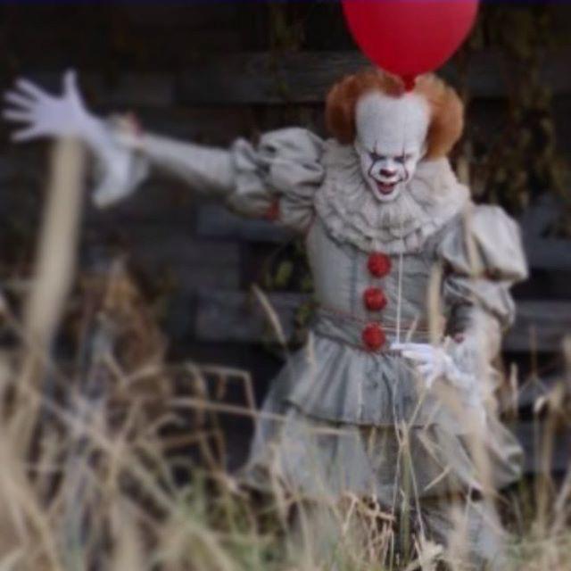 IT, ecco il nuovo Pennywise Il nuovo Pennywise nel remake di IT, mentre tiene un palloncino rosso