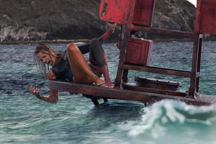 Paradise Beach, lo shark movie con Blake Lively Blake Lively in una scena del film