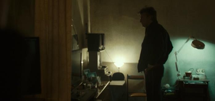 La terra dell'abbastanza: trama e finale del film di Damiano e Fabio D'Innocenzo Max Tortora in una scena del film La terra dell'abbastanza