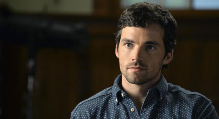 Ezra Fitz Ezra perplesso in Pretty Little Liars