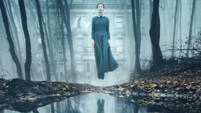 Un dettaglio dalla locandina di The Lodgers - Non infrangere le regole, la recensione