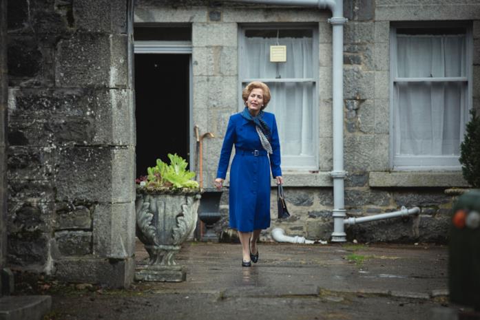 The Crown Margaret Thatcher che cammina