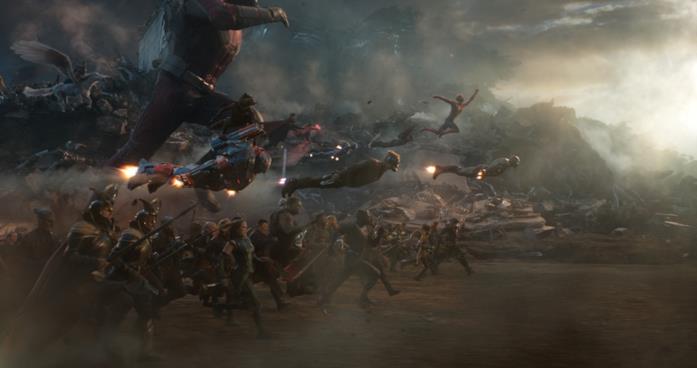 Gli eroi del Marvel Cinematic Universe nell'ultima grande carica di Avengers: Endgame Una scena di Avengers: Endgame