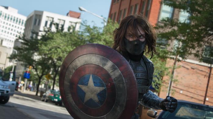 Sebastian Stan durante una scena di lotta di Captain America: The Winter Soldier Captain America: The Winter Soldier: Bucky lotta contro Steve in una scena del film