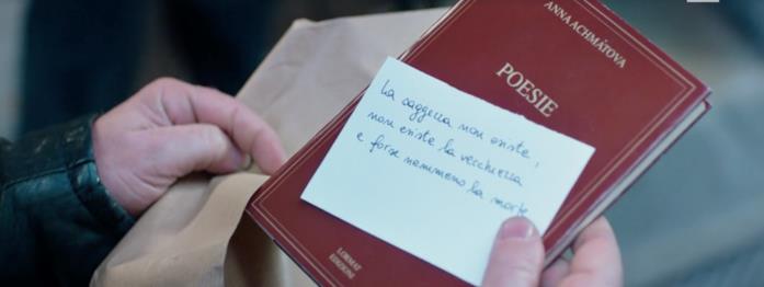 Il libro di poesie di Anna Achmatova Valeria regala a Enrico il libro di Anna Achmatova