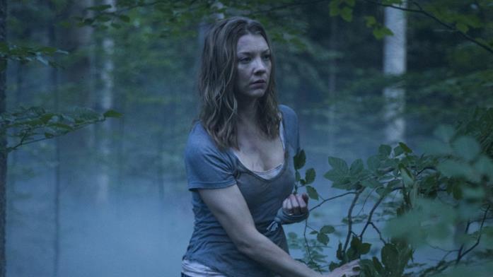 Natalie Dorman in una scena del film Sara si aggira da sola per la foresta