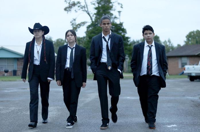 Devery Jacobs, Paulina Alexis, D'Pharaoh Woon-A-Tai e Lane Factor in una scena di Reservation Dogs