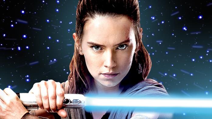 Rey in un'immagine promozionale da Star Wars: Gli Ultimi Jedi Rey protagonista di una still da Star Wars: Gli Ultimi Jedi